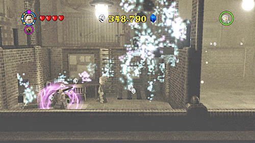 Z porozrzucanych klocków budujemy drzwi i przechodzimy dalej - Odwiedziny u małego Toma Riddlea | Opis przejścia - Rok 6 - LEGO Harry Potter: Lata 5-7 - poradnik do gry