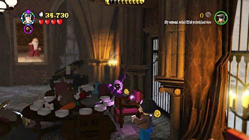 W pierwszej kolejności musimy użyć za pomocą magii WL, miotły i sprzątnąć resztki jedzenia ze stołu - Słuszna porcja | Opis przejścia - Rok 6 | LEGO Harry Potter Lata 5-7 - LEGO Harry Potter: Lata 5-7 - poradnik do gry