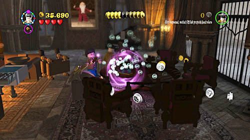 Pojawi się szczotka, którą czyścimy stół, także do tego używamy WL - Słuszna porcja | Opis przejścia - Rok 6 | LEGO Harry Potter Lata 5-7 - LEGO Harry Potter: Lata 5-7 - poradnik do gry