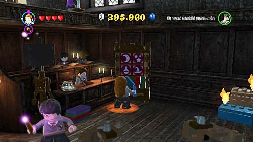 Przełączamy się na Hermionę, dogaszamy resztę płomieni, odsuwamy klocki i podchodzimy do szafki z ksiązkami - Lekcja 4 - nauka zaklęcia Aguamenti | Opis przejścia - Rok 6 - LEGO Harry Potter: Lata 5-7 - poradnik do gry