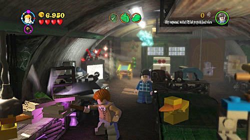 Koszulę znajdziemy za stertą gazet, których pozbędziemy się strzelając do nich z różdżki - Niekoniecznie wesołe święta | Opis przejścia - Rok 6 - LEGO Harry Potter: Lata 5-7 - poradnik do gry