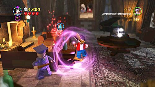 Kolejny składnik znajdziemy w stojącym obok sofy stoliczku, także czarem WL wyjmujemy wszystko ze stoliczka, a składnik wrzucamy do kociołka - Miłość nie zna litości (1) | Opis przejścia - Rok 6 | LEGO Harry Potter Lata 5-7 - LEGO Harry Potter: Lata 5-7 - poradnik do gry