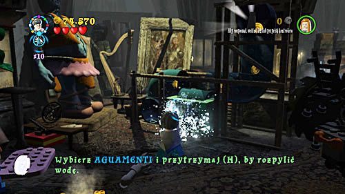 Wypełniamy zielony pojemnik wodą zaklęcie AG, po czym przełączamy się na Ginny i wybieramy jej zwierzaka, którym przeciskamy się przez rury i wypychamy kolejny składnik eliksiru - Miłość nie zna litości (2) | Opis przejścia - Rok 6 | LEGO Harry Potter Lata 5-7 - LEGO Harry Potter: Lata 5-7 - poradnik do gry