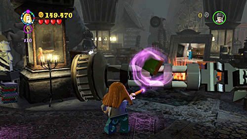 Przełączamy sie na Ginny i wyciągamy ze środka zielone pudełeczko, którego zawartość wysypujemy obok przewróconej kolumny - Miłość nie zna litości (2) | Opis przejścia - Rok 6 | LEGO Harry Potter Lata 5-7 - LEGO Harry Potter: Lata 5-7 - poradnik do gry