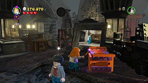 Możemy ruszyć dalej gdzie znajdziemy kolejną pomarańczową skrzynię wyjmujemy z niej fajerwerki i od razu je odpalamy - Miłość nie zna litości (2) | Opis przejścia - Rok 6 | LEGO Harry Potter Lata 5-7 - LEGO Harry Potter: Lata 5-7 - poradnik do gry