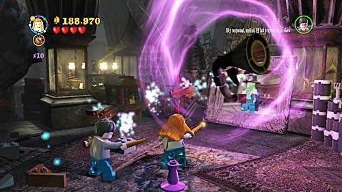 Z klocków które spadną z pod sufitu składamy wielki gramofon, dzięki któremu oczyścimy sobie dalszą drogę - Miłość nie zna litości (2) | Opis przejścia - Rok 6 | LEGO Harry Potter Lata 5-7 - LEGO Harry Potter: Lata 5-7 - poradnik do gry