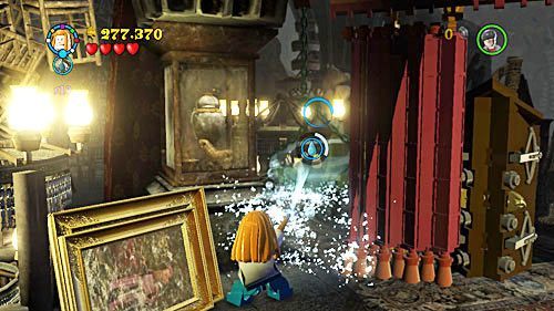 Z drugiej strony wypełniamy pojemnik wodą, co powoduje rozsunięcie się zasłon - Miłość nie zna litości (2) | Opis przejścia - Rok 6 | LEGO Harry Potter Lata 5-7 - LEGO Harry Potter: Lata 5-7 - poradnik do gry