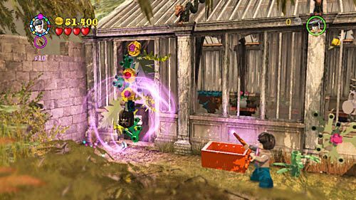 Drugą przeszkodą są rośli zarastające drzwi, pozbywamy się ich za pomocą trucizny, którą znajdziemy w pomarańczowym pudle - Felix Felicis | Opis przejścia - Rok 6 | LEGO Harry Potter Lata 5-7 - LEGO Harry Potter: Lata 5-7 - poradnik do gry