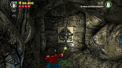 Odblokują się schody, schodzimy w dół gdzie musimy ułożyć tabliczki w odpowiedni wzór, tabliczki podnosimy zaklęciem WL - Horkruks i dłoń | Opis przejścia - Rok 6 | LEGO Harry Potter Lata 5-7 - LEGO Harry Potter: Lata 5-7 - poradnik do gry