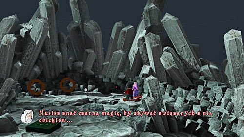 Po drugiej u samego szczytu znajdziemy dwa przyciski, stajemy na jednym z nich i czekamy aż towarzysz zrobi to samo - Horkruks i dłoń | Opis przejścia - Rok 6 | LEGO Harry Potter Lata 5-7 - LEGO Harry Potter: Lata 5-7 - poradnik do gry