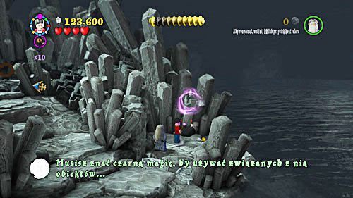 Idziemy tam i bierzemy część mechanizmu, okładamy po środku wzniesienia - Horkruks i dłoń | Opis przejścia - Rok 6 | LEGO Harry Potter Lata 5-7 - LEGO Harry Potter: Lata 5-7 - poradnik do gry