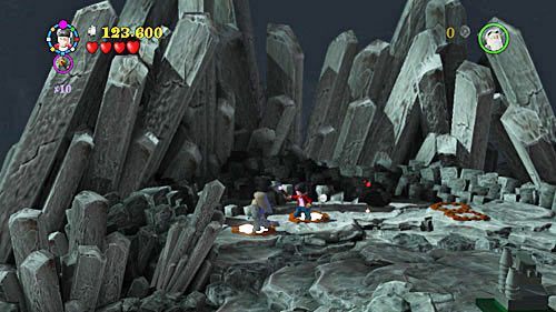 Uaktywnią się kolejne dwa przyciski wykonujemy to samo co poprzednio, tym razem usuną się skały po lewej stronie - Horkruks i dłoń | Opis przejścia - Rok 6 | LEGO Harry Potter Lata 5-7 - LEGO Harry Potter: Lata 5-7 - poradnik do gry