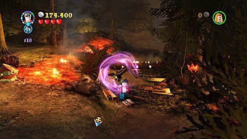 Schodzimy w dół w głąb ekranu, gasimy oddzielające nas i Snapa płomienie, podnośmy dyszę spryskiwacza, wracamy do góry - Horkruks i dłoń | Opis przejścia - Rok 6 | LEGO Harry Potter Lata 5-7 - LEGO Harry Potter: Lata 5-7 - poradnik do gry