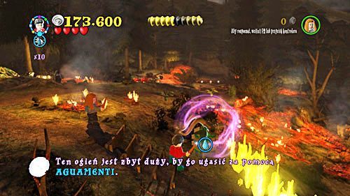 Kiedy dotrzemy do dużych płomieni montujemy dyszę na zbiorniku, a sam zbiornik napełniamy wodą używając zaklęcia AG, następnie magią WL używamy spryskiwacza i gasimy płomienie - Horkruks i dłoń | Opis przejścia - Rok 6 | LEGO Harry Potter Lata 5-7 - LEGO Harry Potter: Lata 5-7 - poradnik do gry