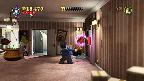 Pierwszy składnik wyrośnie, gdy podlejemy wodą ze szklanek, roślinkę znajdującą się w rogu salonu - Siedmiu Harrych | Opis przejścia - Rok 7 | LEGO Harry Potter Lata 5-7 - LEGO Harry Potter: Lata 5-7 - poradnik do gry