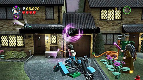 Podchodzimy do urwanej części i czarem WL wkładamy ją na odpowiednie miejsce - Siedmiu Harrych | Opis przejścia - Rok 7 | LEGO Harry Potter Lata 5-7 - LEGO Harry Potter: Lata 5-7 - poradnik do gry