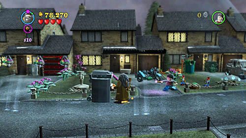 Przełączamy sie na Hagrida, przy podjeździe znajdziemy kubeł na śmieci - Siedmiu Harrych | Opis przejścia - Rok 7 | LEGO Harry Potter Lata 5-7 - LEGO Harry Potter: Lata 5-7 - poradnik do gry