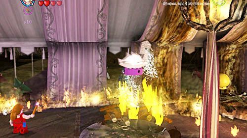 Otrzymaną figurę magią WL przenosimy nad kolejne wielkie płomienie, rzeźba topi się i gasi ogień - Siedmiu Harrych | Opis przejścia - Rok 7 | LEGO Harry Potter Lata 5-7 - LEGO Harry Potter: Lata 5-7 - poradnik do gry