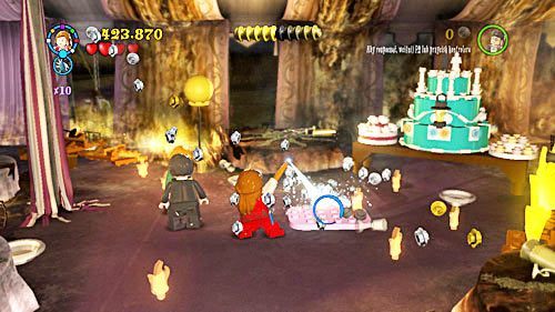 Przechodzimy dalej, gdzie znowu widzimy różową platformę, z której korzystamy po ugaszeniu uprzednio ognia - Siedmiu Harrych | Opis przejścia - Rok 7 | LEGO Harry Potter Lata 5-7 - LEGO Harry Potter: Lata 5-7 - poradnik do gry