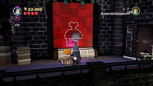 Czerwoną ścianę znajdującą się za reklamą, traktujemy magią DF i wycinamy klocki - Magia to potęga | Opis przejścia - Rok 7 | LEGO Harry Potter Lata 5-7 - LEGO Harry Potter: Lata 5-7 - poradnik do gry