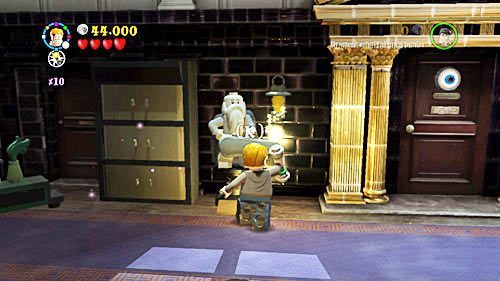 Przełączamy sie na Rona i wygaszaczem zbieramy światło, które umieszczamy obok posągu ze skrzypcami - Magia to potęga | Opis przejścia - Rok 7 | LEGO Harry Potter Lata 5-7 - LEGO Harry Potter: Lata 5-7 - poradnik do gry