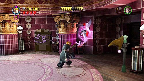 Pierwszy klucz do zamkniętej szafki znajdziemy, kiedy zaciągniemy ze ściany tarcze i dwa miecze - Magia to potęga | Opis przejścia - Rok 7 | LEGO Harry Potter Lata 5-7 - LEGO Harry Potter: Lata 5-7 - poradnik do gry