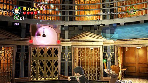 Z klocków składamy wskazówkę windy i montujemy ją nad wejściem - Magia to potęga | Opis przejścia - Rok 7 | LEGO Harry Potter Lata 5-7 - LEGO Harry Potter: Lata 5-7 - poradnik do gry