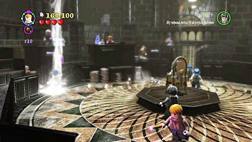 Trafiamy na rozprawę, pokonujemy strażników i czekamy aż Dolores, zacznie w nas rzucać różnymi przedmiotami - Magia to potęga | Opis przejścia - Rok 7 | LEGO Harry Potter Lata 5-7 - LEGO Harry Potter: Lata 5-7 - poradnik do gry