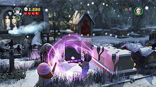 Ruszamy dalej, znajdziemy przewrócony nagrobek, podnosimy go magią WL i umieszczamy na miejscu, w zamian dostajemy słój z solą - W śmiertelnym niebezpieczeństwie | Opis przejścia - Rok 7 - LEGO Harry Potter: Lata 5-7 - poradnik do gry