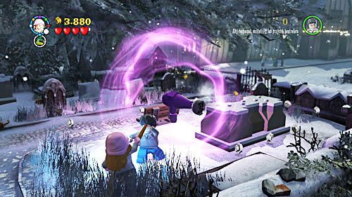 Kiedy przejdziemy nieco w prawo znajdziemy kolejny grób, a obok niego różową platformę, korzystamy z torebki i wyjmujemy suszarkę - W śmiertelnym niebezpieczeństwie | Opis przejścia - Rok 7 - LEGO Harry Potter: Lata 5-7 - poradnik do gry