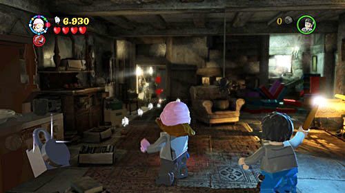 Po lewej stronie pomieszczenia znajdziemy zamkniętą komodę, niszczymy kłodkę za pomocą magii RD - W śmiertelnym niebezpieczeństwie | Opis przejścia - Rok 7 - LEGO Harry Potter: Lata 5-7 - poradnik do gry