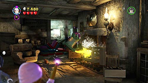 Napełniamy otrzymaną konewkę wodą z różdżki, następnie zagaszamy piecyk - W śmiertelnym niebezpieczeństwie | Opis przejścia - Rok 7 - LEGO Harry Potter: Lata 5-7 - poradnik do gry