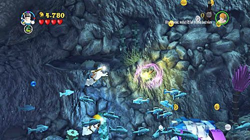 Na półce skalnej znajdziemy żółty owoc, który zakładamy na zwisającej linie, po tym przepływa ryba, która zrzuca nam nieco klocków - Miecz i medalion | Opis przejścia - Rok 7 | LEGO Harry Potter Lata 5-7 - LEGO Harry Potter: Lata 5-7 - poradnik do gry