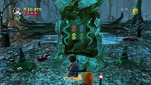 Kiedy zostanie on umieszczony w odpowiednim miejscu z pod ziemi wysunie się wężowa zagadka - Miecz i medalion | Opis przejścia - Rok 7 | LEGO Harry Potter Lata 5-7 - LEGO Harry Potter: Lata 5-7 - poradnik do gry