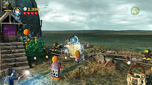 Następnie podchodzimy do stojącego po prawej stronie zraszacza i napełniamy go wodą - Ekscentryczny pan Lovegood (1) | Opis przejścia - Rok 7 - LEGO Harry Potter: Lata 5-7 - poradnik do gry