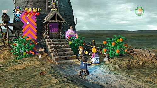 Po zrzuceniu wszystkich latawców mamy wystarczającą ilość klocków, z których składamy kołatkę i montujemy ją na drzwiach - Ekscentryczny pan Lovegood (1) | Opis przejścia - Rok 7 - LEGO Harry Potter: Lata 5-7 - poradnik do gry