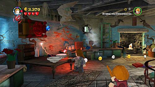 W środku po lewej stronie mamy wiszącą na ścianie szafkę, używamy na niej magię DF - Ekscentryczny pan Lovegood (1) | Opis przejścia - Rok 7 - LEGO Harry Potter: Lata 5-7 - poradnik do gry