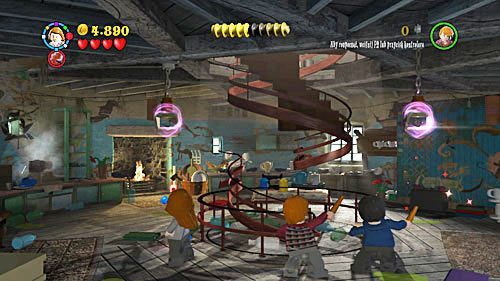 Ciągniemy za jeden z nich i wchodzimy po spuszczonych schodach na górę - Ekscentryczny pan Lovegood (1) | Opis przejścia - Rok 7 - LEGO Harry Potter: Lata 5-7 - poradnik do gry