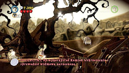 Przełączamy się na drugiego brata i za pomocą kryształu, którym dysponuje, kontrolujemy dusze zmarłych - Ekscentryczny pan Lovegood (1) | Opis przejścia - Rok 7 - LEGO Harry Potter: Lata 5-7 - poradnik do gry