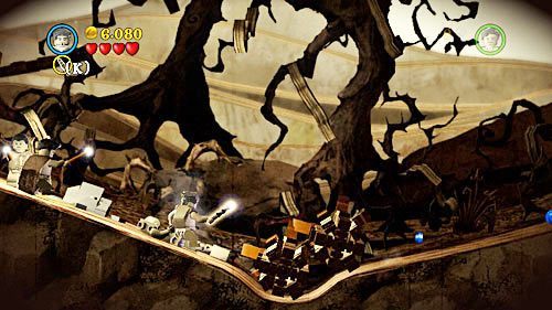 Na wzniesieniu trafimy na kłody, które blokuje złoty klocek - Ekscentryczny pan Lovegood (1) | Opis przejścia - Rok 7 - LEGO Harry Potter: Lata 5-7 - poradnik do gry