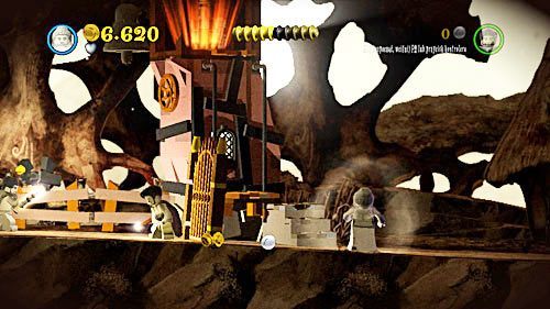 Drugi brat bierze w kontrole duszę niewiasty i windą wjeżdżamy na wierzę, po czym bijemy w dzwon - Ekscentryczny pan Lovegood (2) | Opis przejścia - Rok 7 - LEGO Harry Potter: Lata 5-7 - poradnik do gry