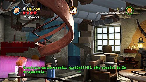 Po zniszczeniu ściany przełączamy się na Hermionę i przywołujemy Krzywołapa, którym przechodzimy przez niebieską rurę - Ekscentryczny pan Lovegood (2) | Opis przejścia - Rok 7 - LEGO Harry Potter: Lata 5-7 - poradnik do gry