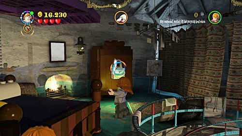 Przeszukujemy sypialnie, w szafie znajdziemy zieloną korbę, którą następnie musimy użyć na zamkniętym kufrze - Ekscentryczny pan Lovegood (2) | Opis przejścia - Rok 7 - LEGO Harry Potter: Lata 5-7 - poradnik do gry