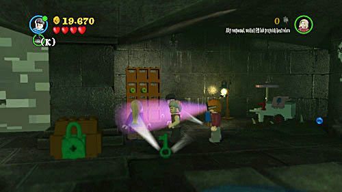 Idziemy na sam koniec piwnicy, znajdziemy półkę na wina, a na niej zielony klucz - Zgredek! | Opis przejścia - Rok 7 | LEGO Harry Potter Lata 5-7 - LEGO Harry Potter: Lata 5-7 - poradnik do gry