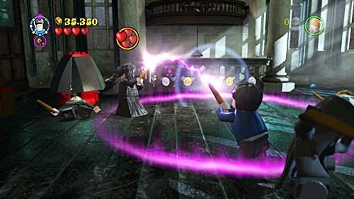 Kiedy na polu walki zostaje sama Bellatriks, schodzi do nas i toczymy z nią pojedynek - Zgredek! | Opis przejścia - Rok 7 | LEGO Harry Potter Lata 5-7 - LEGO Harry Potter: Lata 5-7 - poradnik do gry