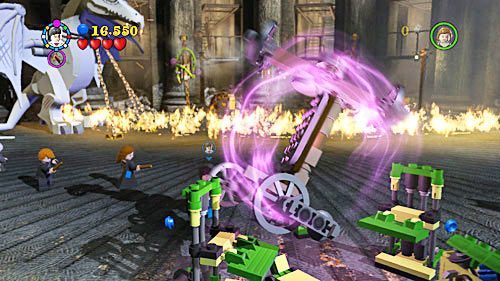 Trafiamy na plac, przez którego przejście pilnuje smok - Klęska złodzieja | Opis przejścia - Rok 7 | LEGO Harry Potter Lata 5-7 - LEGO Harry Potter: Lata 5-7 - poradnik do gry