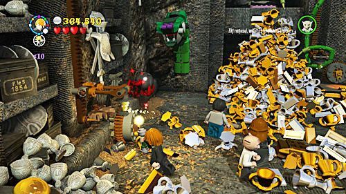 Wygaszaczem Rona zabieramy światło i przenosimy je do podobnej lampy, po prawej stronie pomieszczenia - Klęska złodzieja | Opis przejścia - Rok 7 | LEGO Harry Potter Lata 5-7 - LEGO Harry Potter: Lata 5-7 - poradnik do gry