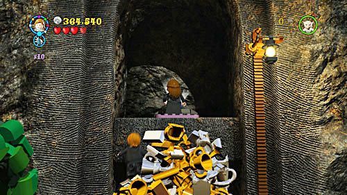 Wybieramy Hermionę i wchodzimy na górę, znajdziemy tam różową platformę, której używamy - Klęska złodzieja | Opis przejścia - Rok 7 | LEGO Harry Potter Lata 5-7 - LEGO Harry Potter: Lata 5-7 - poradnik do gry