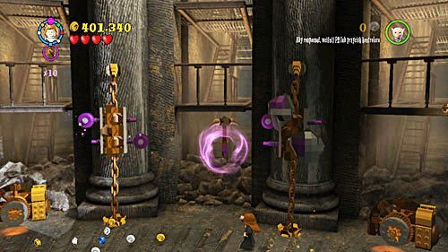 Podchodzimy do pierwszego z nich, gasimy płomienie, pod którymi znajdziemy różową platformę - Klęska złodzieja | Opis przejścia - Rok 7 | LEGO Harry Potter Lata 5-7 - LEGO Harry Potter: Lata 5-7 - poradnik do gry