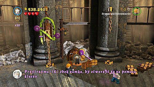 Znowu przy użyciu goblina podchodzimy do bliźniaczego mechanizmu po lewej stronie - Klęska złodzieja | Opis przejścia - Rok 7 | LEGO Harry Potter Lata 5-7 - LEGO Harry Potter: Lata 5-7 - poradnik do gry